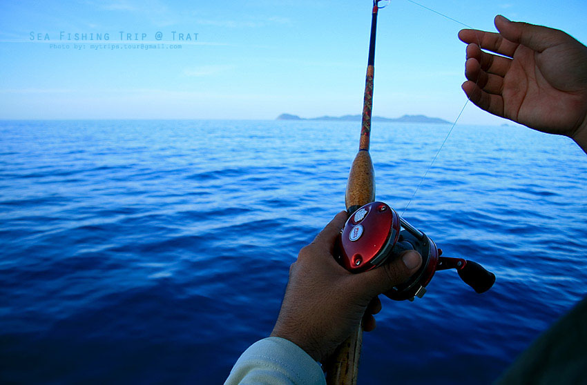 แล้วก็ปล่อยสายให้ลอยห่างออกจากเรือไปทางท้ายเรือ  :cool: