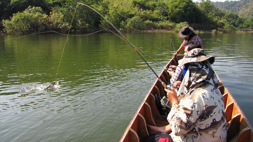 
   ยังเหลือท้ายเรืออีกคนคร๊าบบบบ......ได้แล้ว..ใครว่าอยู่ท้ายเรือไม่ได้ปลา....น้าเทีย บอกโดนบ้างแล