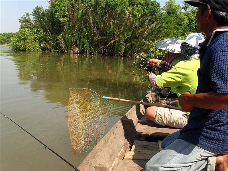  [b]ไต๋น้องโดดมาจากท้ายเรือ พร้อมสวิง เพราะรู้ดีว่า..ไม่เล็ก[/b]