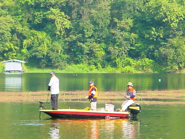 เรือน้าโม่งสีเหลืองแดง สวยได้ใจจริงๆครับ  :cheer: :cheer: :cheer: :cheer: :cheer: :cheer: :cheer: