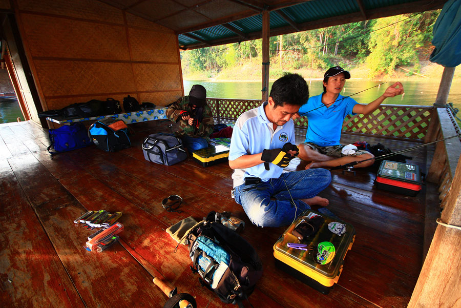 นั่งเรือมาเข้าแพพัก.....สมาชิกทั้งหลาย ก้อเตรียมตัว เตรียมอุปกรณ์กันแบบว่องไว..
เพราะเวลาแห่งการแข่