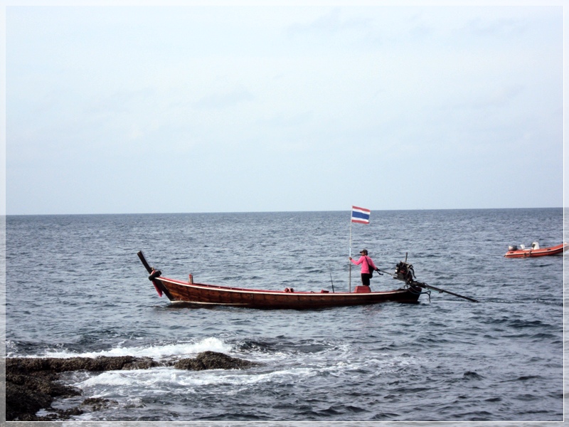 แถวนี้พอพระอาทิตย์ขึ้นหน่อยก็มีทั้งเรือกลากเบ็ด และคนยิงปลาครับ 

 :grin: :grin: :grin: :grin: