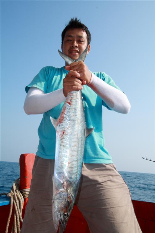 หล่อไปเลย  [b]นัท ซาบิกิ[/b] สังเกตุดู คนอื่นอัดปลาลิ้นห้อย นี่อัดปลา ปากห้อย :cool: :cool: :cool:
