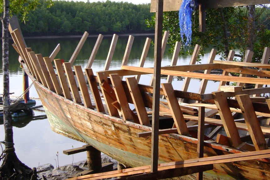 ก่อน เรือลำนี้ ยาวประมาณ 18 เมตร ไม้ที่ใช้ คือ ไม้เคี่ยม  เรือลำนี้เป็นการ ซ่อมเรือ เพราะกระดูกงู 