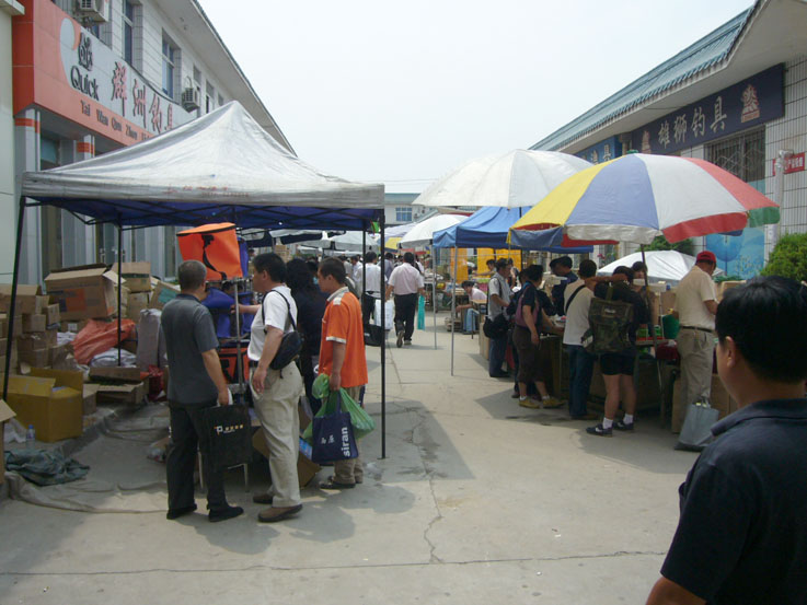 ทุกร้านทุก Shop ทุกแผงมีคนมุงดูหมด  คน