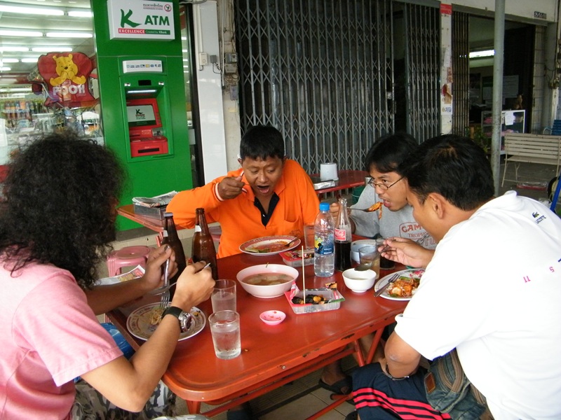 มองไปตรงๆ ที่กะลังอ้าปากอยู่
ซ้ายน้าเล็ก National....ขวาน้าหมอ SUNBOY รจท.