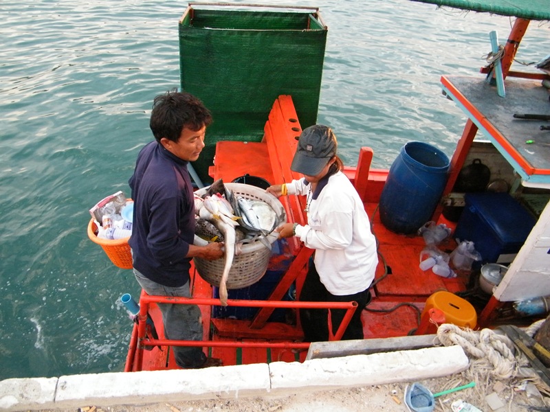 ไต๋สมชายกับน้องสาวช่วยกันขนของขึ้น.....เรือเล็กแต่บริการดีมากครับ