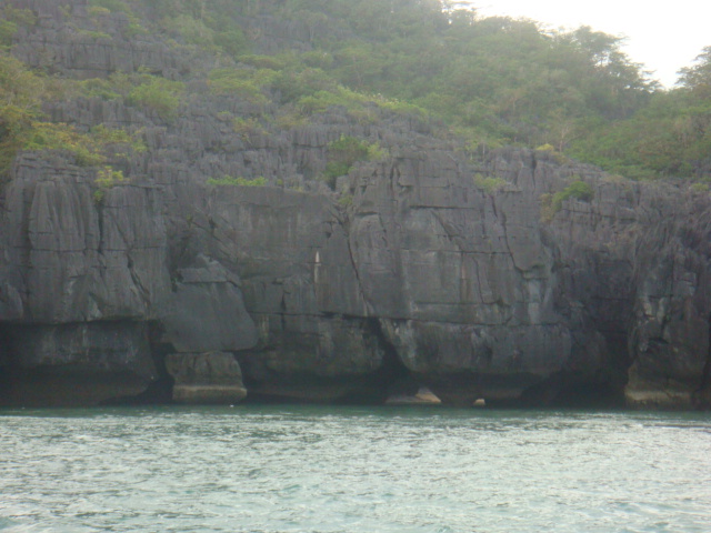 เขาใหญ่ เป็นเกาะที่มีแนวหินสวยงามมาก จนอดไม่ได้ที่จะมอง  และถ่ายรูปทุกครั้ง.....
เป็นแหล่งปั่นหมึก 