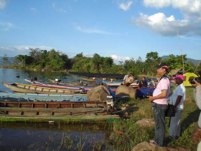 ดูสีหน้าเจ้าของเรือก็รู้แล้วครับ ว่าห่วงเรือขนาดไหน   :laughing:

คงกลัวว่าผมจะเอาเรือแกไปเสยตอล่ะ