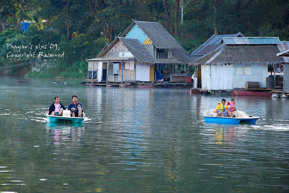 
ได้ลงเรือตกปลาช่วงเย็นแค่ 2-3 ชม.    หมดเวลาเร็วจริงๆ    กลับมาทำงานชดใช้ลูกเมียต่อเลยครับ


 :