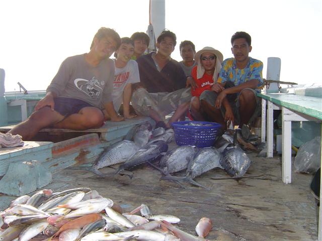 ภาพรวมของเพื่อนๆนักตกปลาส่งท้ายปีกับเรือเพชรวรรณพงษ์ครับ :cheer: :cheer:
ปลาไม่มากเท่าที่ควรแต่ความ