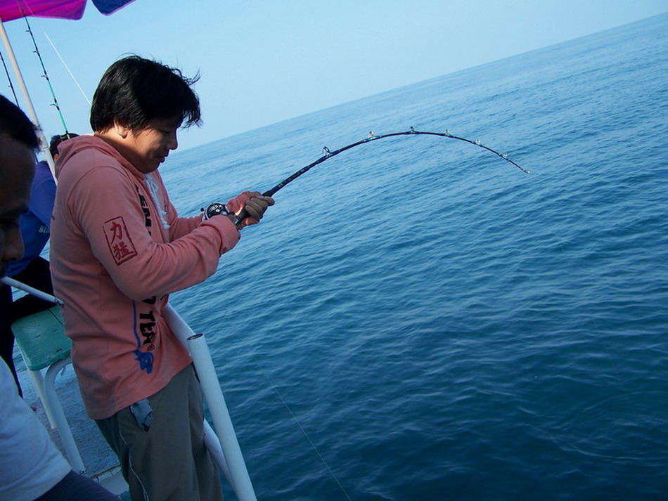 ผมไปลงสายที่ท้ายเรือก็โดนอีกตัวเล