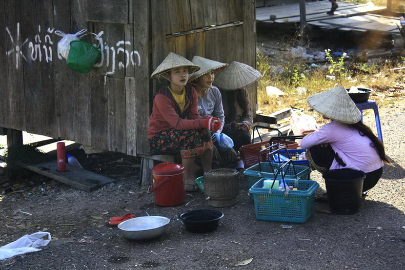 สาวๆขายของกินข้างทางครับ จิ้มลิ้มพริ้มเพรา  :love: :love: :love: :love: :love: