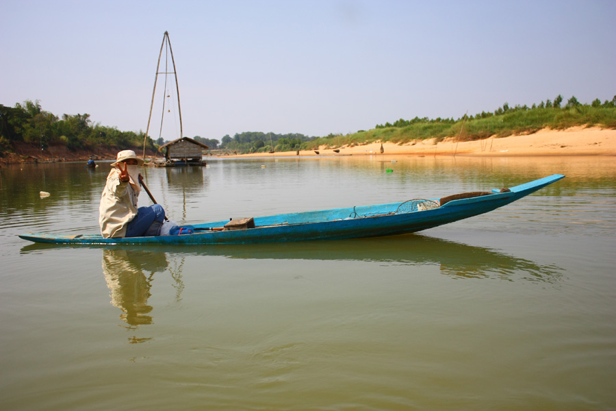 ส่วนเสี่ยวถา..ให้พายเรือไปอยู่ไกล ๆ 