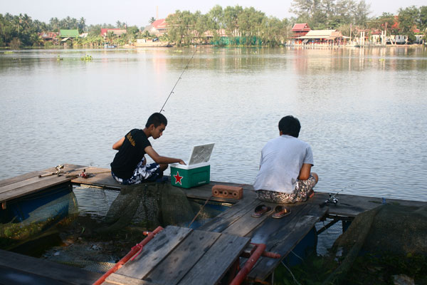 จนกระทั่งสายมีน้องที่มาพักอยู่ห้องพักใกล้กัน มานั่งตกปลาเป็นเพื่อนแค้มป์อีกคน  :cheer: