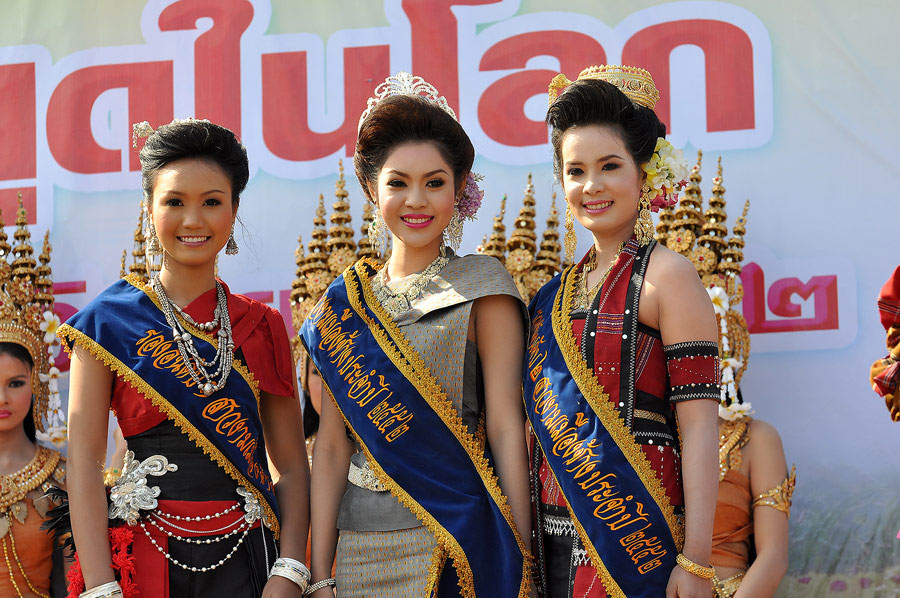 สาวงามเมืองช้างครับ
ผู้เข้าประกวดต้องเป็นคนสุรินทร์เท่านั้น
คนขวาสุด  กำลังเรียนที่โรงเรียนครับ  ม