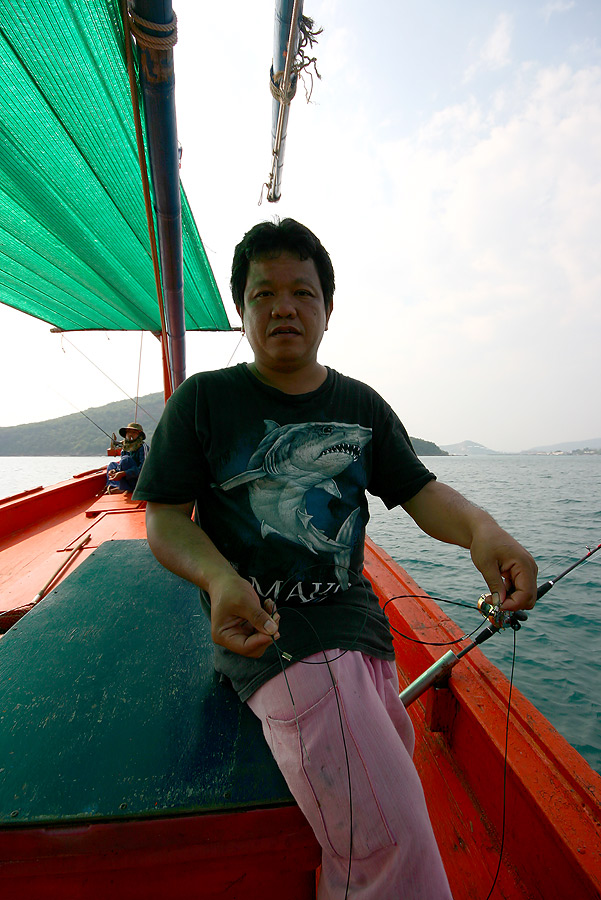 
ชุดใหญ่  ที่ท้ายเรือ  เริ่มทำงานอีกแล้ว

สายหลักจากรอก 60 lb  ส่วนสายหน้าก็เป็นสลิง 200 lb

ตั