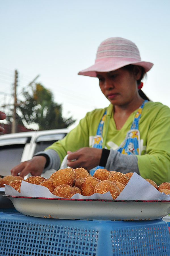  มองหารอบๆ ตลาดแล้ว...หาซื้อ[b]เห็ด[/b]ไม