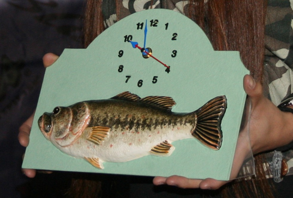  [b]ขอขอบคุณ[/b]น้านักรบงบน้อย.........จากร้านมัยลาภฟิชชิ่ง มอบนาฬิกา รูปปลา ให้ 3 เรือน เป็นของรางว
