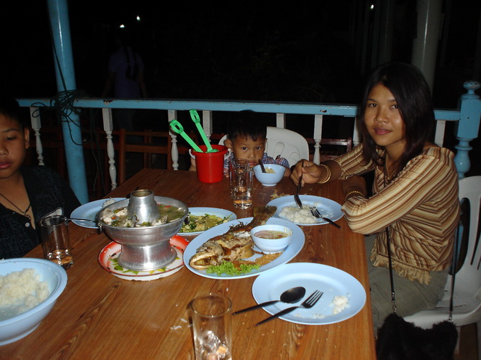 ช่วงหัวค่ำก็พากันมาทานข้าวเย็นที่สโมสรหาดนางรำครับ   :love: