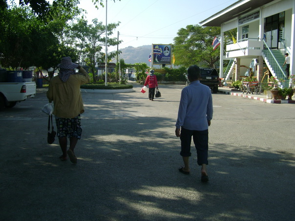 เดินไปที่เรือครับ