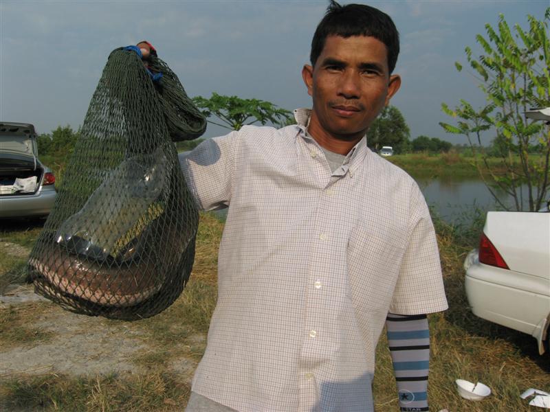 เผยโฉมมาแล้วครับ เจ้าของปลา น้าทองดี นี่เอง อิอิ  :cool: :cool: :cool: :cool: :cool: :cool: :cool: