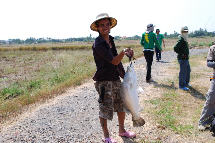 น้ามี้นะเอง   แต่รองเท้าสีได้ใจมากๆครับน้ามี้  :laughing: :laughing: :laughing: