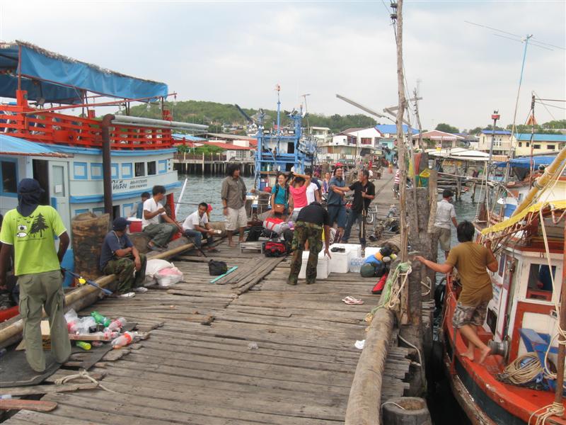  [b]เรือของไต๋เรือง อีกลำเข้าเทียบท่า แขกบ่นและอวกกระจายครับ...ทะเลมีแต่ลม คลื่นสองเมตร ลมตระโก้ ดัน