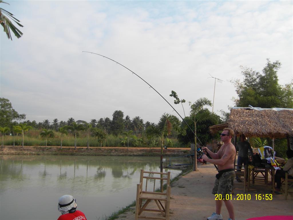 ฝรั่งตกปลาที่บ่ออเมซอน  (ค่าคัน 1500 บาท)  คนไทย (500 บาท)