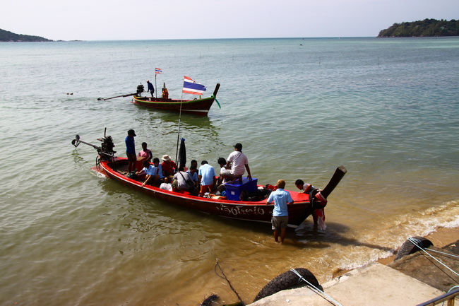 ทีมชาโดว์ ลงเรือไปช่วยเตรียมการบนเกาะครับ