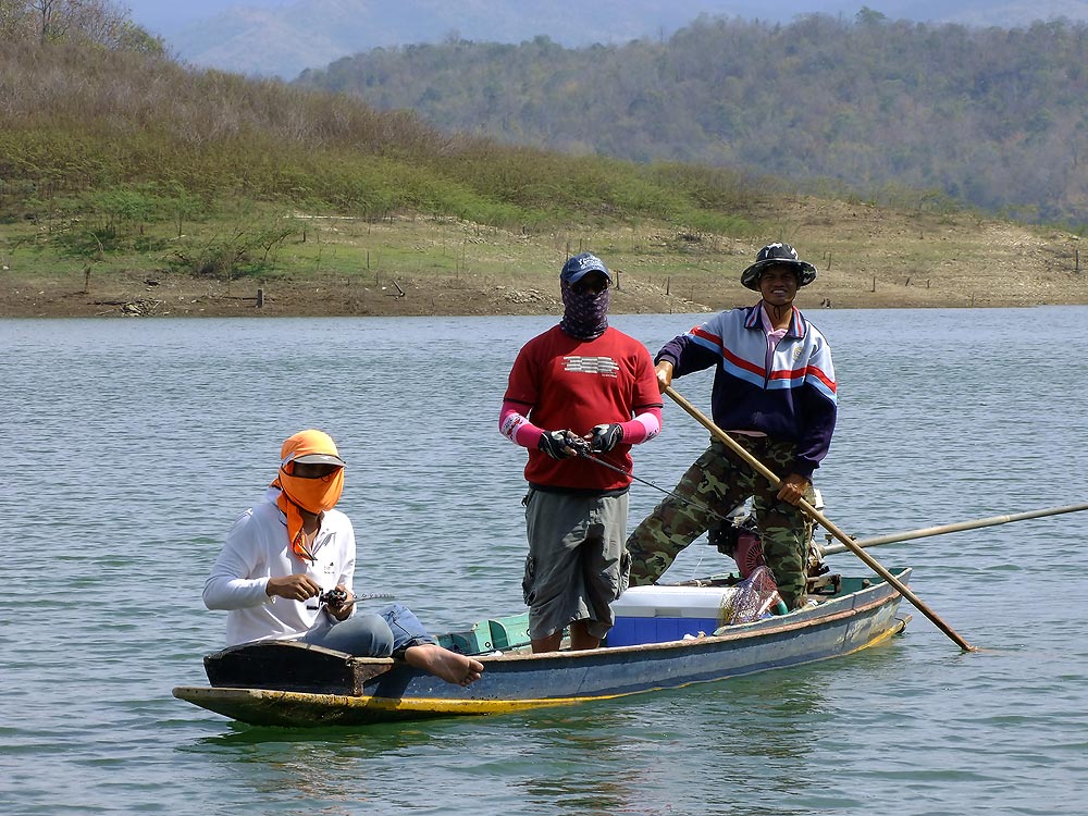 สักพักก็เจอกับลำนี้ ขนแห้วมาเต็มเรือเลย เอี๊กๆๆ :laughing: :laughing: :laughing: :tongue: