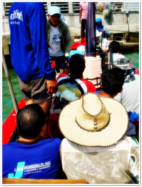 ภาพอีกมุมหนึ่ง จากกล้องของช่างบ๊อก ตอนออกจากท่าเรือ

ผมนั่งติดกับน้าเบส  ท้ายเหมือง (เสื้อสีน้ำเงิ