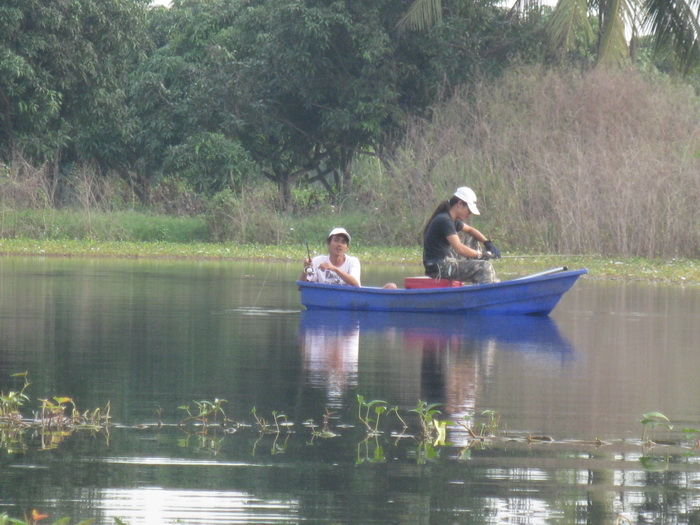  [b]โน้นเรืออีกลำ มันทิ้งเราขอ ให่เรือมันคว่ำ [/b]

 :laughing: :laughing: