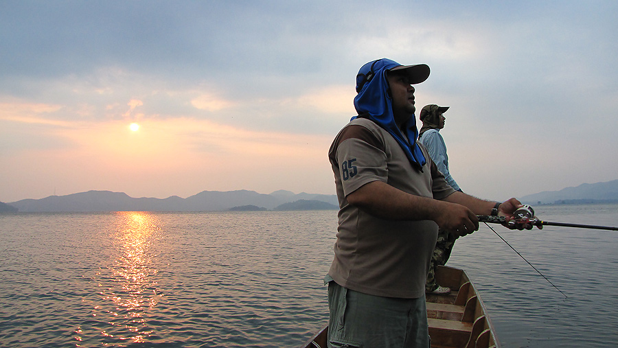 
          เริ่มวันใหม่กันเลยครับ.......แสงแรกของวันถือเป็นเวลาทองของนักตกปลา....ใครมีหมายเด็ด เวลา