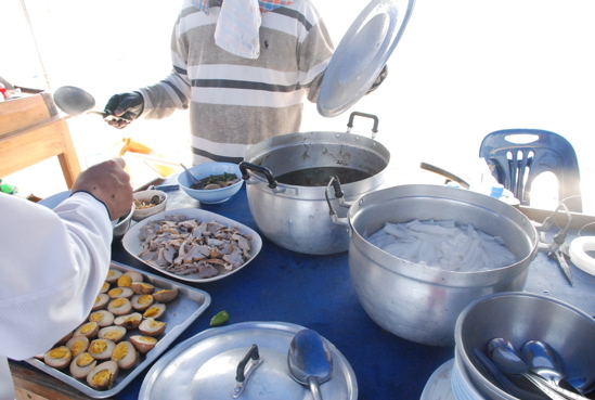 มีก๋วยจั๊บ กินบนเรือด้วย อร่อยมากข