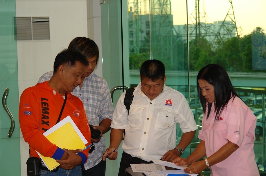 กำลังดูรายละเอียดการสมัครโปรปีนี้ครับ