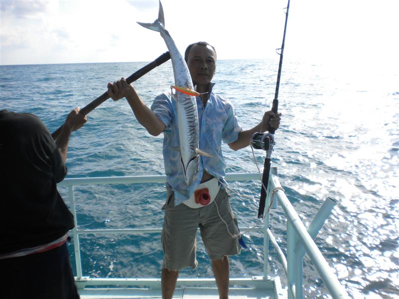 ตัวแรกสำหรับทริฟนี้   ไซร้ประมาณ  4  กก.  แต่เหยื่อไม่โดนปากโดนข้างลำตัวปลา  แม้เข็มขัดตกปลา  ดต.สาย