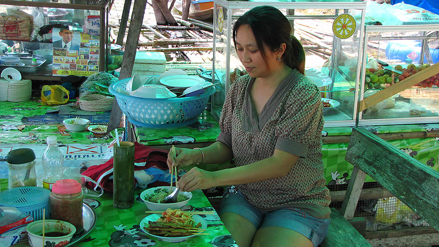 ก๋วยเตี๋วยหมู อร่อย  ๆ  อีก  1 ชาม    555555     มาทานกันเลยค่ะ..............

 :love: :love: :lov