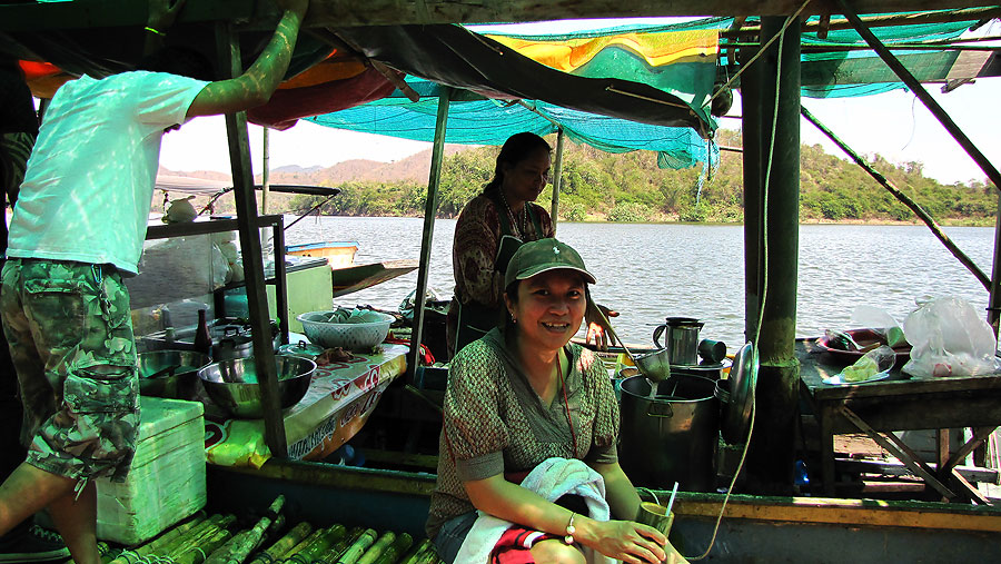 นั่งดูพี่เค้าทำก๋วยเตี๋ยวดีก่า   ทำกันใหม่  ๆ  สด ๆ เลยค่ะ     :umh: :umh: :umh: