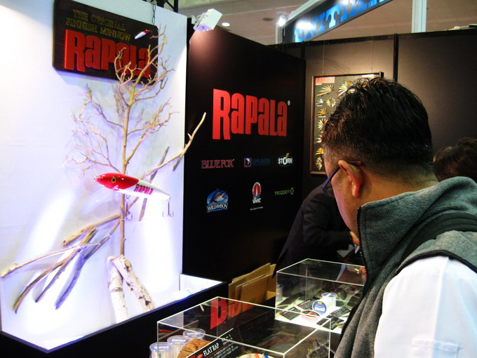 
สินค้าของ Rapala  ที่นี่ เป็นสินค้าตัวเดียวกับ Rapala  Thailand
แต่ส่วนที่ต่างกันคือ  สี และลวดลา