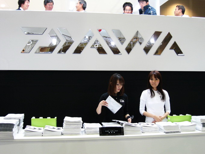 
พอมาดูใกล้ๆ  จึงเห็นว่า  Logo ใหม่ของ Daiwa ที่จะเริ่มใช้ในปีนี้