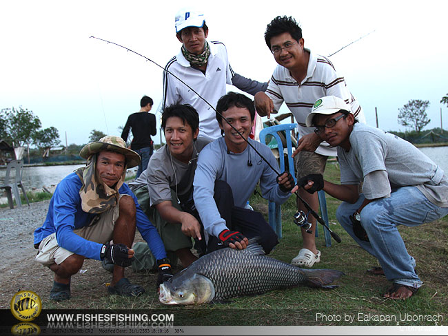 ปิดท้ายด้วยภาพหมู่ กับราชาปลาเกล็ดที่ใหญ่ที่สุดของไทยและอันดับต้นๆของโลก  :cheer: