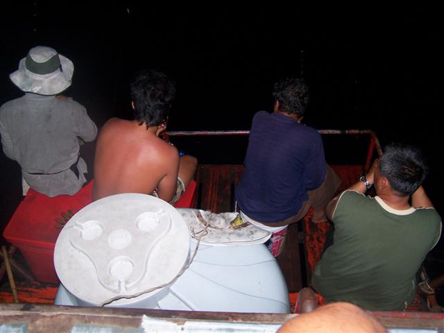 ตัดมาอีกคืนเป็นคืนก่อนกลับ สมาชิกนั่งกันแต่ท้ายเรือเพราะหมึกขึ้นมากจนทุกคนแทบหนุดตกปลามาตกหมึกแทนครั
