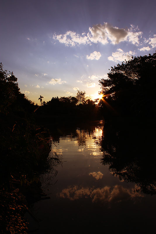พระอาทิตย์ตกด้านหลังที่พัก สวยมาก ติดแม่น้ำกก