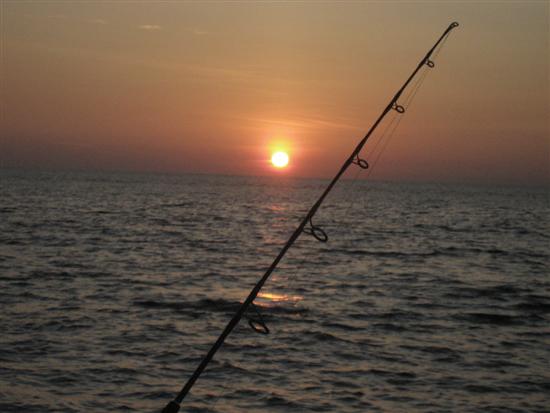 พระอาทิตย์ยามเย็น กลางทะเล ชั่งสวยอะไรอย่างนี้.......