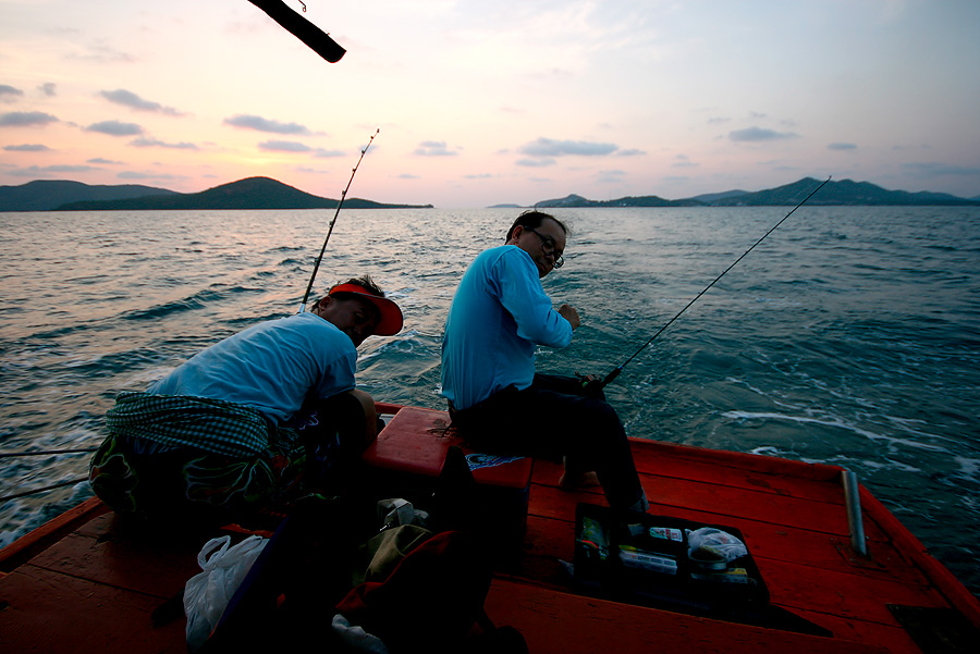 
ลุงแม๊ค  กะน้าดั๋ย

ยึดท้ายเรือ เป็นที่มั่น

ช่วยๆกันปั้น นะ

 :grin: