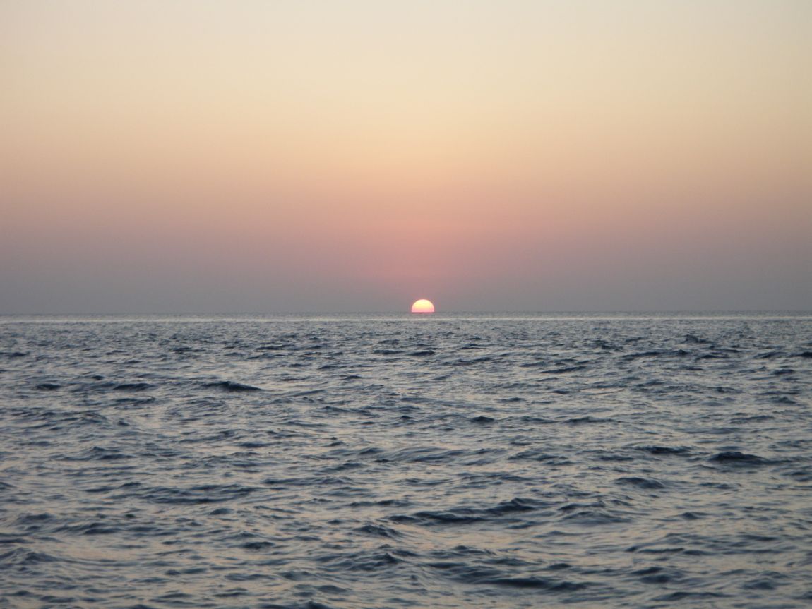 วันนี้ลากันด้วยภาพพระอาทิตย์ตกน้ำที่หมู่เกาะ สุรินทร์       ตามชมกันต่อพรุ่งนี้จะมาต่ออีกนะครับ   

