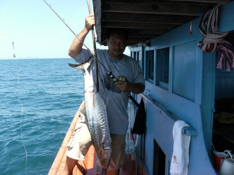 ปลาตัวแรกทริปนี้ของโกฮ้วง ขึ้นมาแล้ว ปลาอินทรีตัวใหญ่เป็นโทรฟี่ของโกฮ้วงอีกแล้ว


