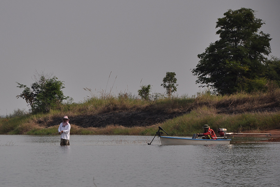 ขับเรือออกมาวนรอบเกาะเล่นๆเจอใครลงไปยืนแช่น้ำเนี่ยยยยยยยยย :ohh: :ohh: :ohh: