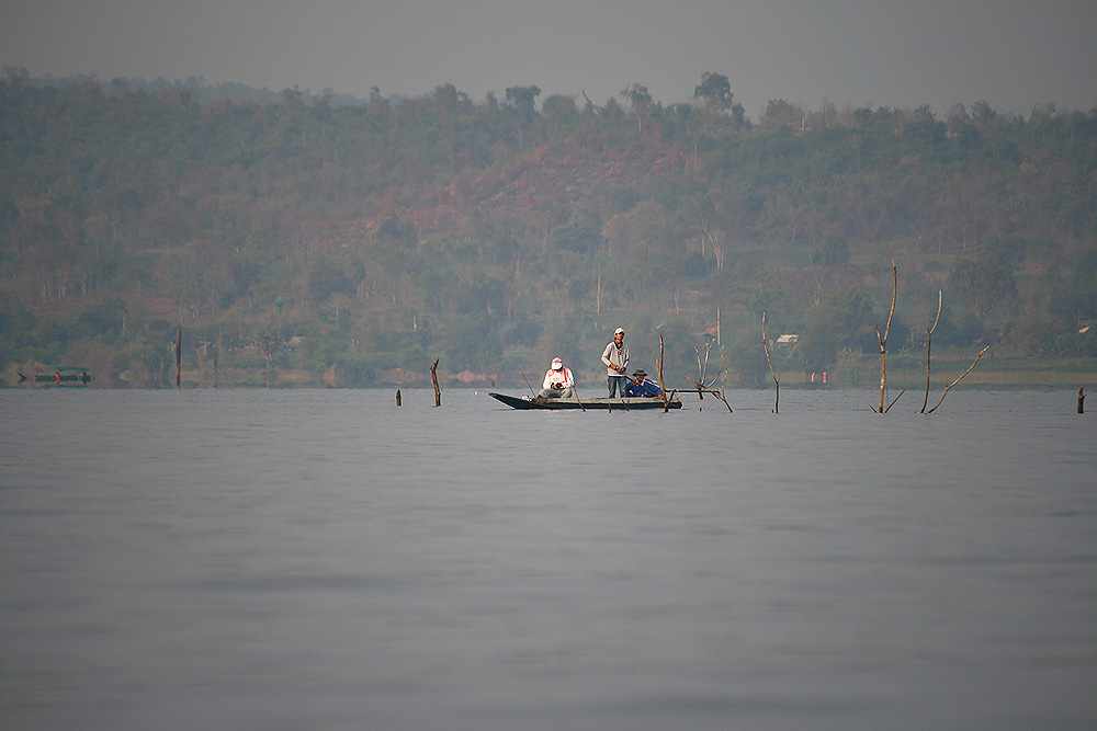 นั่งเรือออกมาอีกนิดก็เจอเรือลำนี้รอยอยู่ตรงตอกลางน้ำ   :cheer: :cheer:




ขอบคุณครับน้าไรท์   